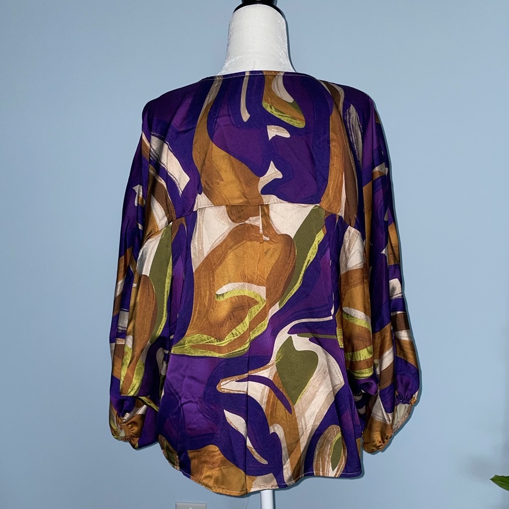 Multicolor V-neck Batwing Blouse - Picture 2 of 3